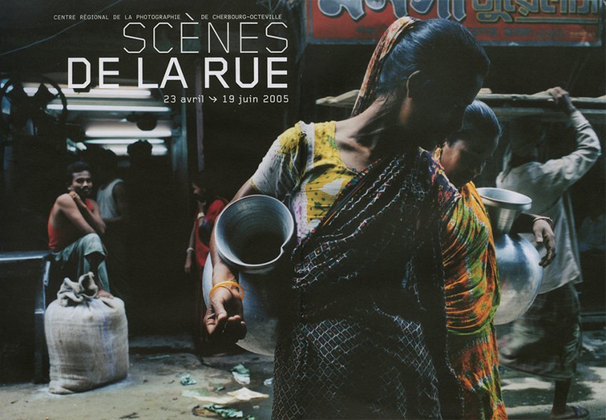 <p><strong>Centre Régional de la Photographie | Cherbourg-Octeville | 23.04 — 16.06.2005 </strong> <br class='manualbr' />Exposition <i>Scènes de la rue </i>| Programme | 42 x 29,8 cm.</p>
<p>Studio Shakhari bazar, Porteuses d'eau (2001)<br class='manualbr' />éd. 1/3 tirage + éd. 1/2 EA collections particulières | Tirage lamdachrome 90x120 cm.</p>